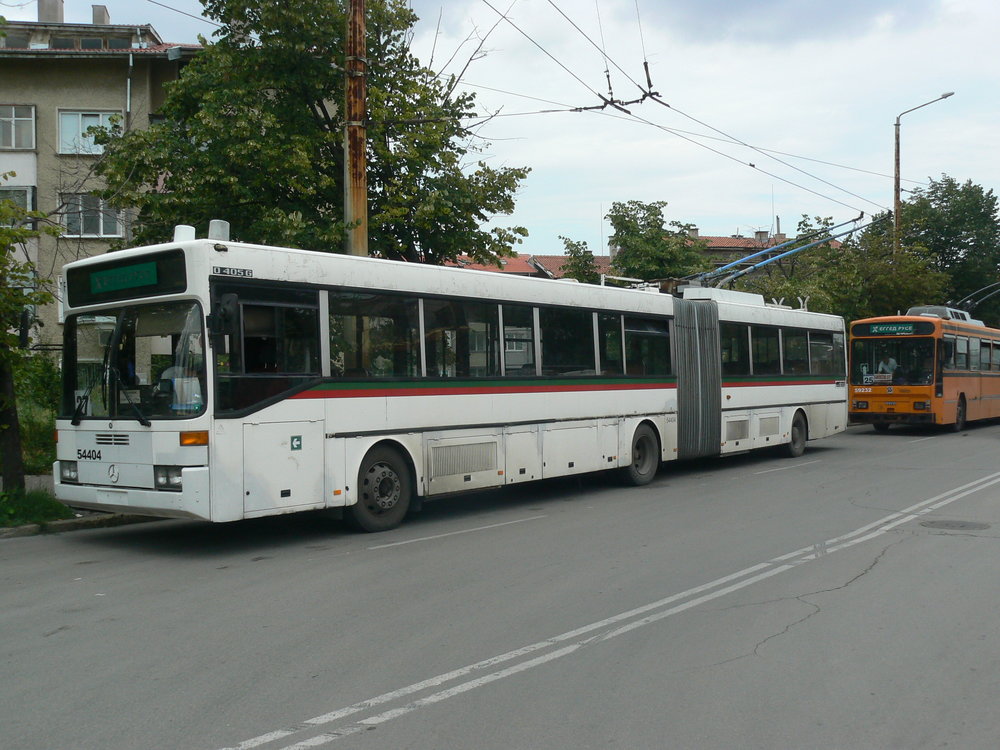  Na snímku vidím ex-esslingenský vůz Mercedes-Benz O405GTD ev. č. 54404 (r. v. 1990 ex-ev. č. 324). Stejně jako Neoplany N6020 přišel i tento vůz do Ruse v roce 2008 a doprovázen byl ještě jedním ex-esslingenským trolejbusem Mercedes-Benz O405GTD ev. č. 54459 (r. v. 1993, ex-ev. č. 326). Oba trolejbusy měly pomocný dieselový pohon (daný typ byl totiž koncipován jako Duo-Bus), a poté, co se jim pokazil elektrický, byly v Ruse provozovány občas jako autobusy. Dle posledních informací by už vozy neměly jezdit vůbec.  