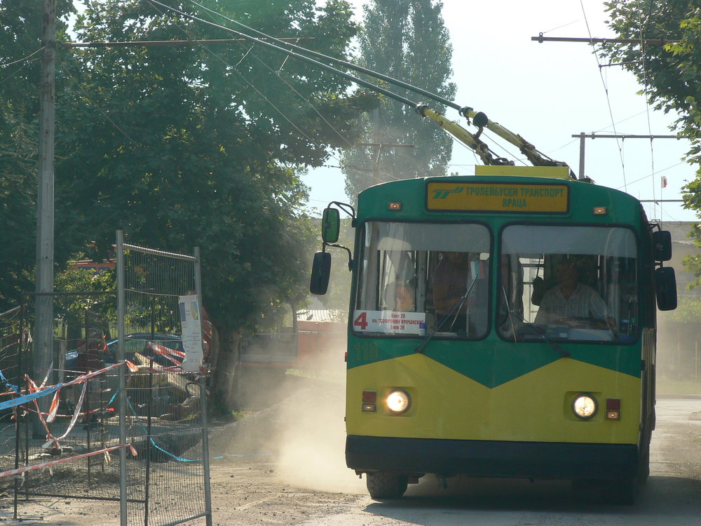 Na snímku nevidíme trolejbusovou rallye ani zkoušku toho, co vše sběrače dokážou, ale objezd rozkopané vozovky. (foto: Zdeněk Sýkora, 2014)