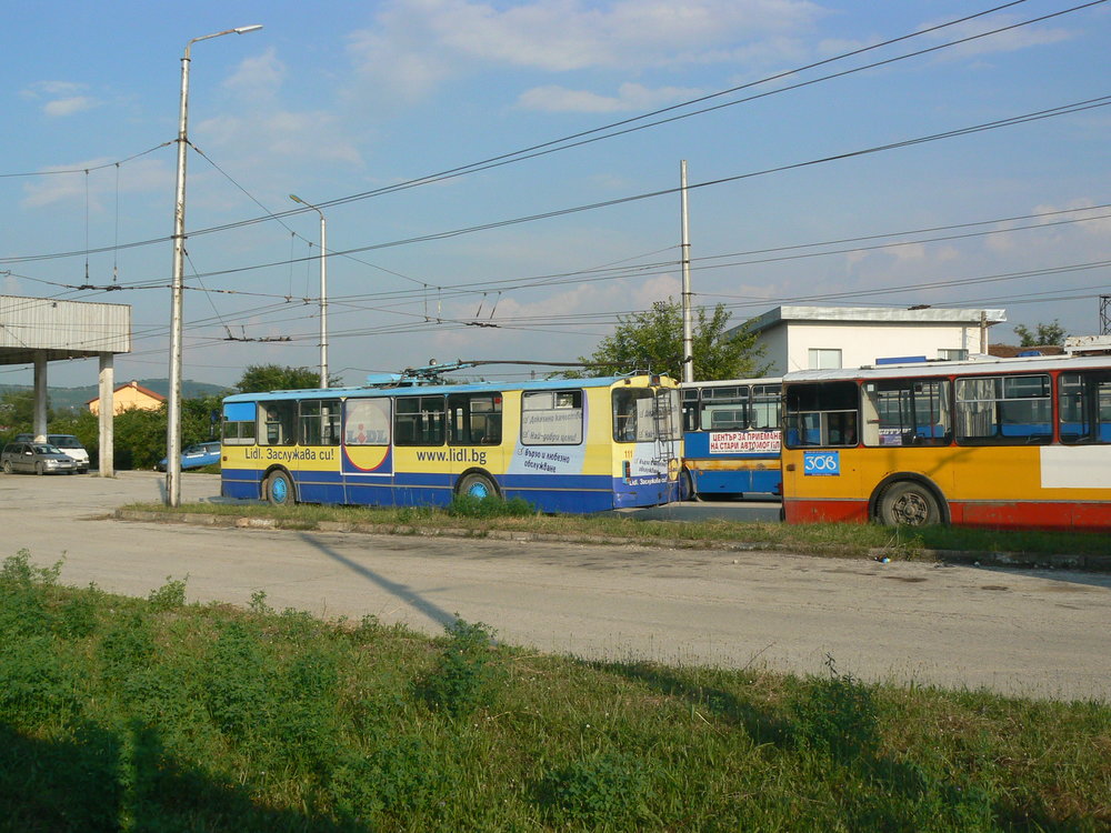  Vozovna, v pozadí Ikarus 280.92. 