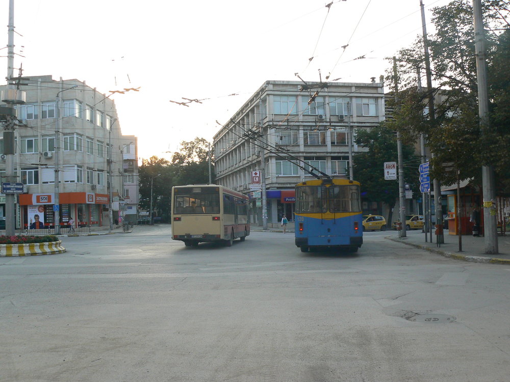  Příjezd autobusu linky "A" – NAD za trolejbus ve směru Chimki a Medkovec. 