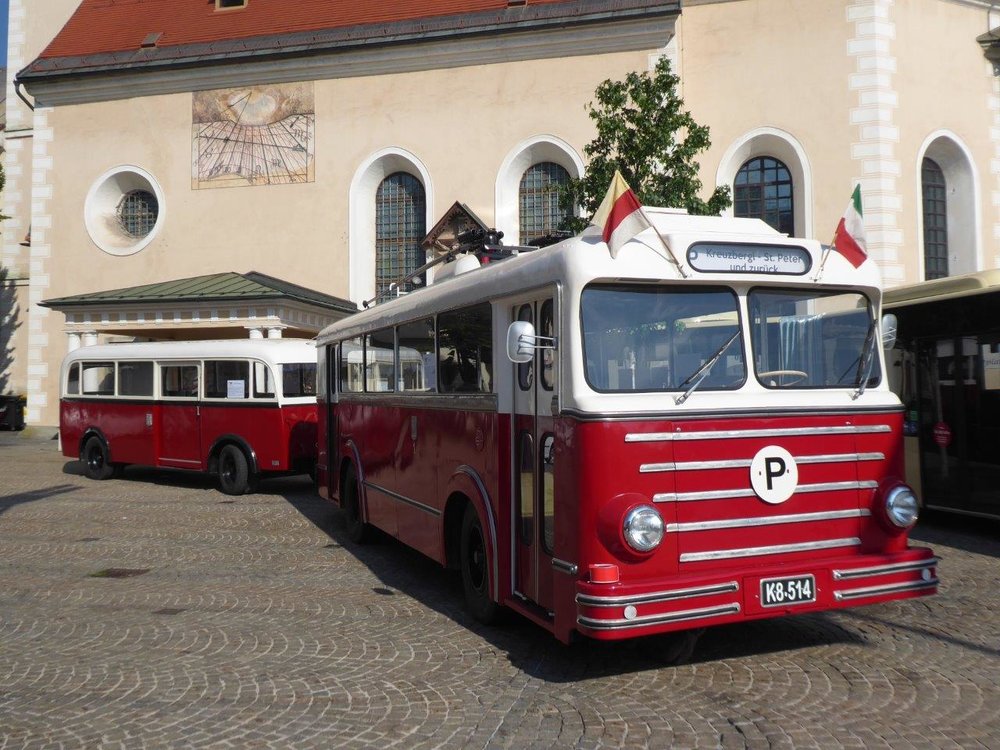 Restaurovaný trolejbus si odbyl premiéru na náměstí v Klagenfurtu v rámci oslav 70. výročí autobusové dopravy. (foto: Gunter Mackinger)