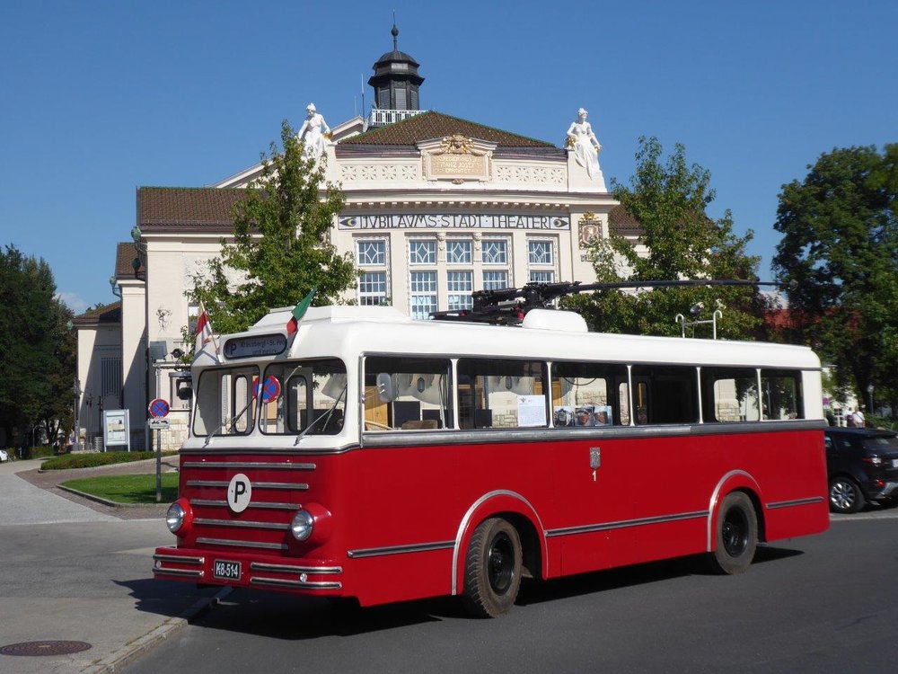 Trolejbus z roku 1944 (s upravenou karoserií z roku 1957) před městským divadlem. (foto: Gunter Mackinger)