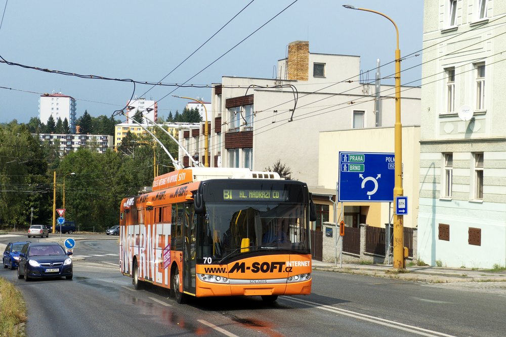 Vůz ev. č. 70 pózuje nedaleko kruhového objezdu u Kauflandu. V pozadí lze zřetelně vidět panelové domy sídliště Královský vršek, ke kterému by měly trolejbusy s pomocí nové troleje šplhat a dále přes Bedřichov pokračovat až k Boschi. (foto: Marek Juránek)