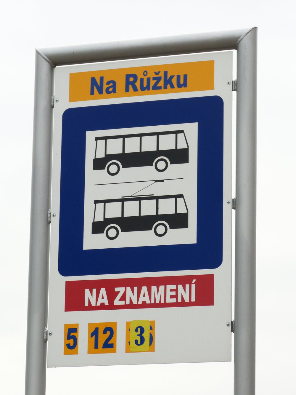 Nedávná rekonstrukce zastávky Na Růžku s sebou přinesla i instalaci nových označníků, které již obsahují ikonu trolejbusu. Jeho příjezdu se ale místní ještě několik dlouhých měsíců nedočkají. (foto: Marek Juránek)
