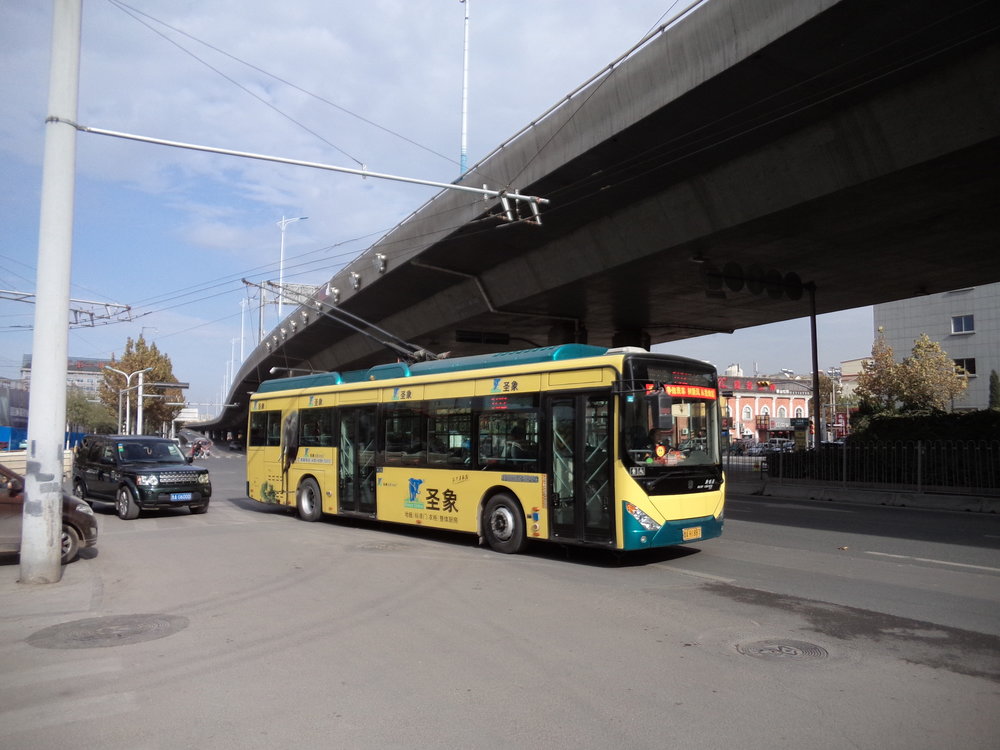 Trolejbus linky č. 102 se blíží ke své východní konečné ležící blízko silničního okruhu Erhuan Donglu.