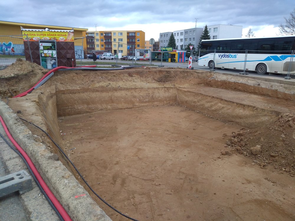 Jáma pro základy nové měnírny. Stav dne 14. 3. 2019. (foto: Vít Hinčica)