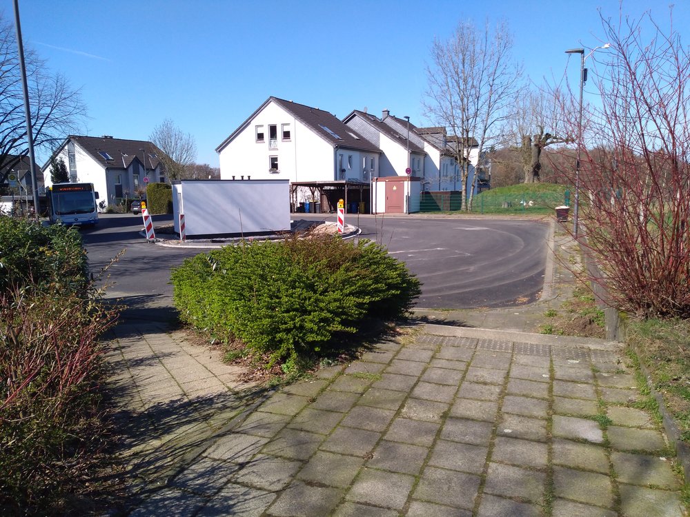 WC bychom měli, teď ještě tu měnírnu s nabíjecí stanicí…