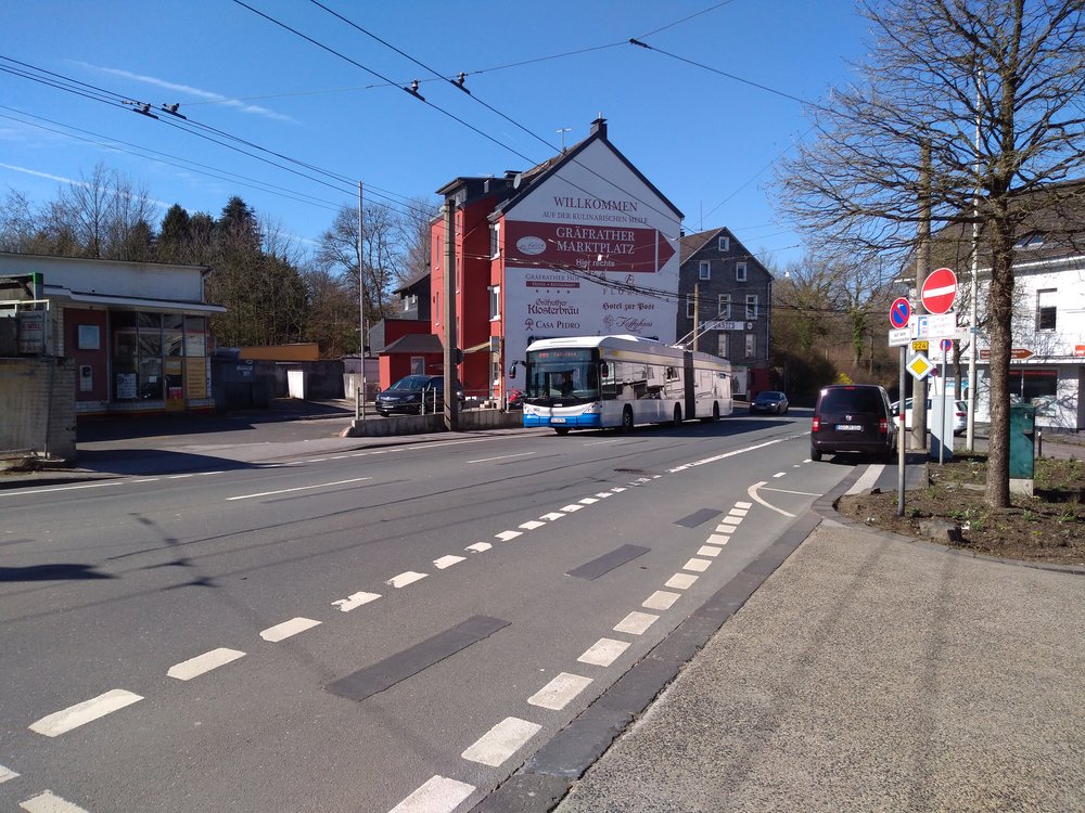  U nácestné smyčky Gräfrath, v běžném provozu nevyužívané. Trolejbus jede z Wuppertalu do Solingenu a právě vyšplhává kopec.  