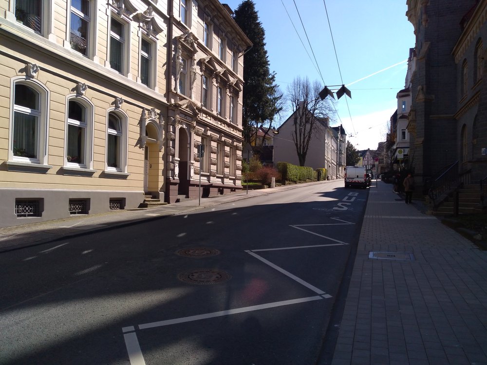  Tady vidíme trolejovou stopu trojúhelníkové blokové smyčky zblízka. Tato část je jediná ze smyčky využívaná a slouží trolejbusům ve směru do Solingenu. O kousek výše končí druhá stopa, která patří trolejbusům jedoucím ze Solingenu. 