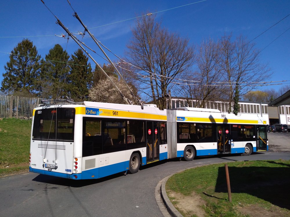 Nácestná smyčka Krahenhöhe, kde už delší dobu končí všechny trolejbusy linky č. 683 a namísto nich dále do okrajové městské části Burg an der Wupper jezdí pod stejným linkovým označením kyvadlové autobusy. Náhradní autobusová doprava byla zavedena kvůli etapovitým stavebním pracím v městské části Unterburg. Ačkoli se přes zimu nestaví, autobusy odřeknuty po tuto dobu nebyly. Loni, 19. září, se na smyčce Krahenhöhe odehrála nehoda, když 38letá řidička, zřejmě kvůli náhlé zdravotní indispozici, porazila se svým prázdným trolejbusem jeden z betonových sloupů. (foto: Vít Hinčica, 22. 3. 2019)