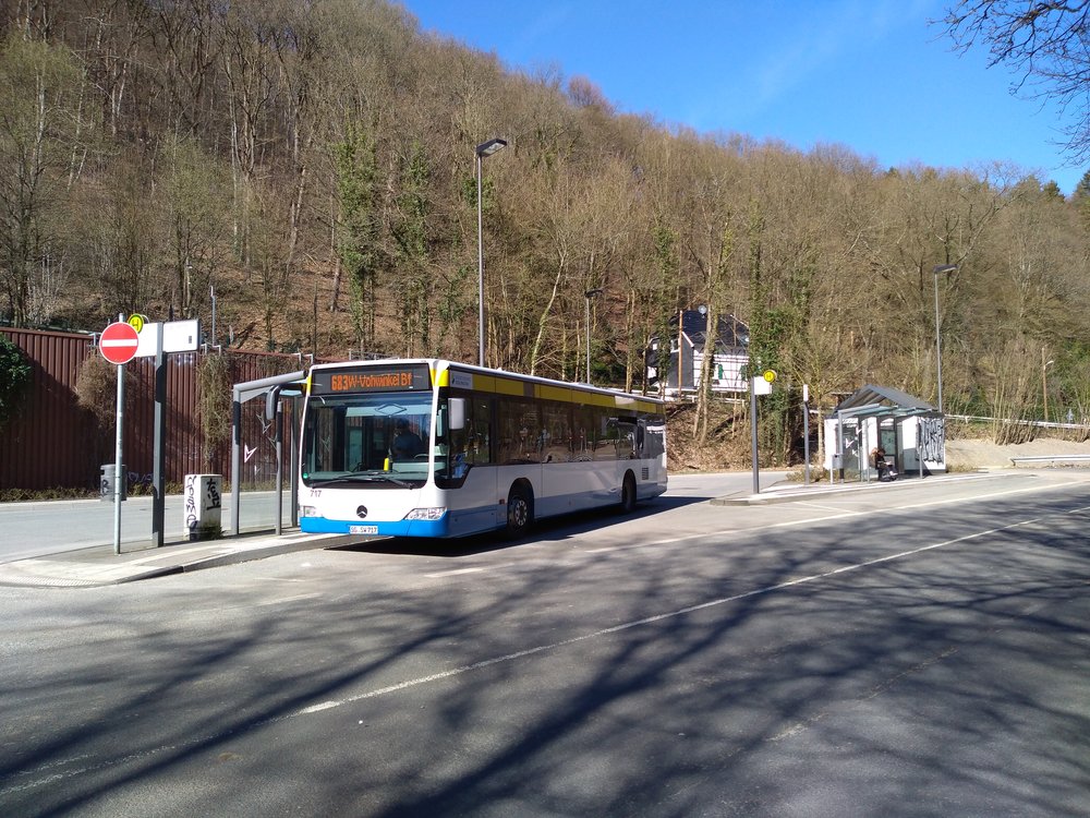  Konečná linky 683 Burger Bahnhof. Až sem zajíždějí od roku 2009 ze Solingenu trolejbusy, kvůli stavebním pracím, t. č. nerealizovaným, je ale zavedena na koncovém úseku předmětné linky náhradní autobusová doprava, a to už několik dlouhých měsíců.  