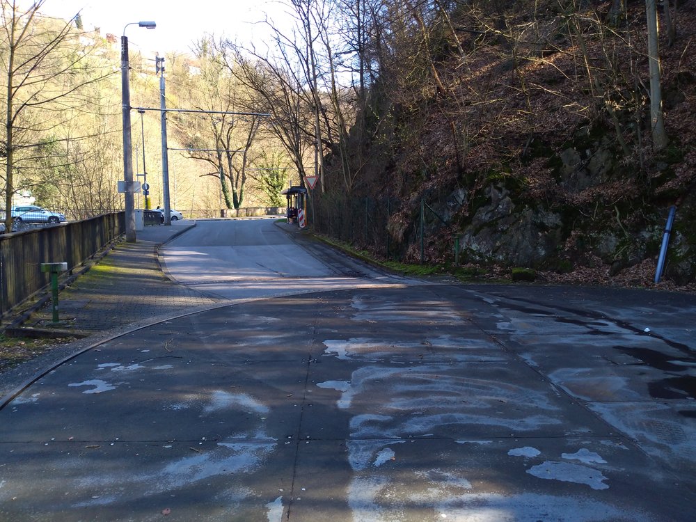 Je libo trolejbusový kolotoč? V Solingenu je možné toto přání vyplnit na stále funkční točně Unterburg ležící na katastru městské části Burg an der Wupper. Točna je už ale 10 let využívaná pouze historickými vozidly, neboť 15. listopadu 2009 došlo k prodloužení linky č. 683 za most přes řeku Wupper (na snímku vlevo, kde je šedé auto), a to s pomocí trolejbusů vybavených pomocným dieselagregátem. Protože toho dne začaly Stadtwerke Solingen nasazovat už jen kloubové trolejbusy, nemůže být smyčka pravidelně využívána. Připomeňme, že většina posledních solingenských sólo vozů byla typu MAN SL 172 HO a skončila v ukrajinském Mariupolu. (foto: Vít Hinčica)