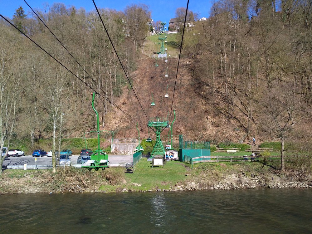 Cena za zpáteční jízdné pro dospělého je 4,50 euro. Výhled shora sice není dechberoucí, zato je ale vidět aspoň trolejbusová trať a kromě hradu může člověk navštívit některou z místních restaurací. Největším zážitkem je však jízda lanovkou přes řeku.