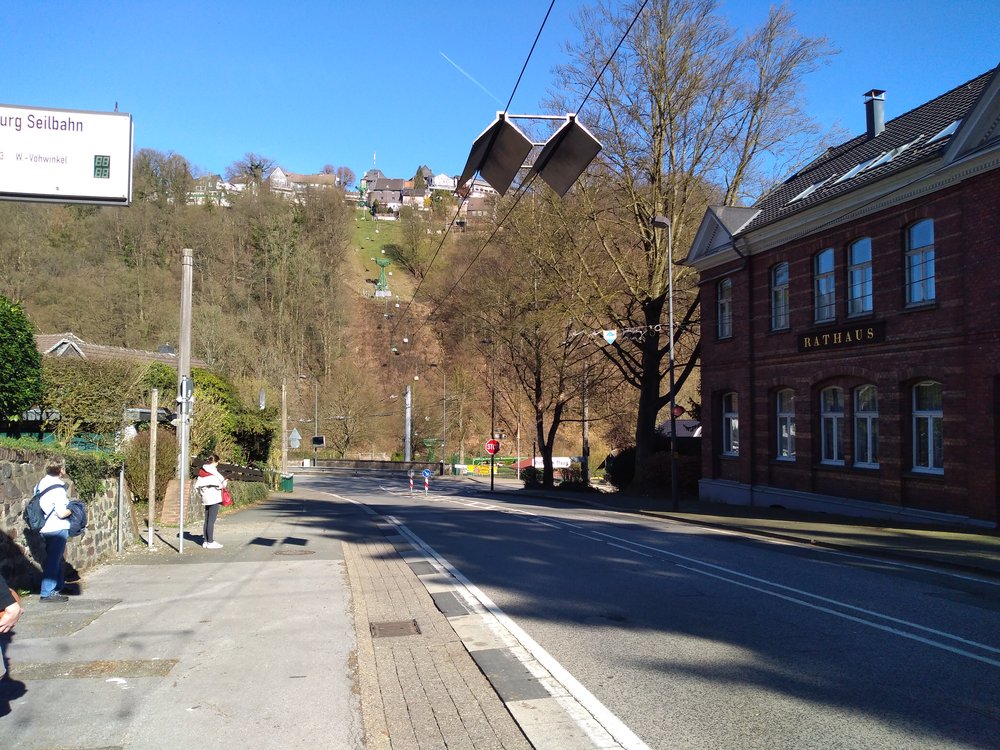  Trolejbusy se musí při návratu do Solingenu natrolejovat, k čemuž jim slouží v zastávce Burg Seilbahn tyto stříšky.  