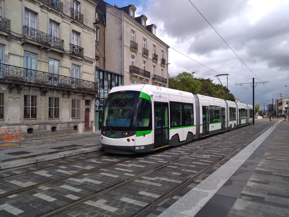 Městské tramvaje nejsou s vlakotramvajemi nijak propojeny, což je určitým mínusem, neboť dostat se z nástupiště vlakotramvaje do centra města není zrovna krátká procházka. Do budoucna se plánuje propojení obou systémů, které bylo ostatně studováno již před více než 10 lety, ale pak zejména z finančních důvodů bylo zastaveno. Je vhodné upozornit na celkové estetické provedení tramvajového provozu, na kterém si v Nantes, podobně jako ve většině moderních francouzských tramvajových provozů, dali velmi záležet. (foto: Vít Hinčica)