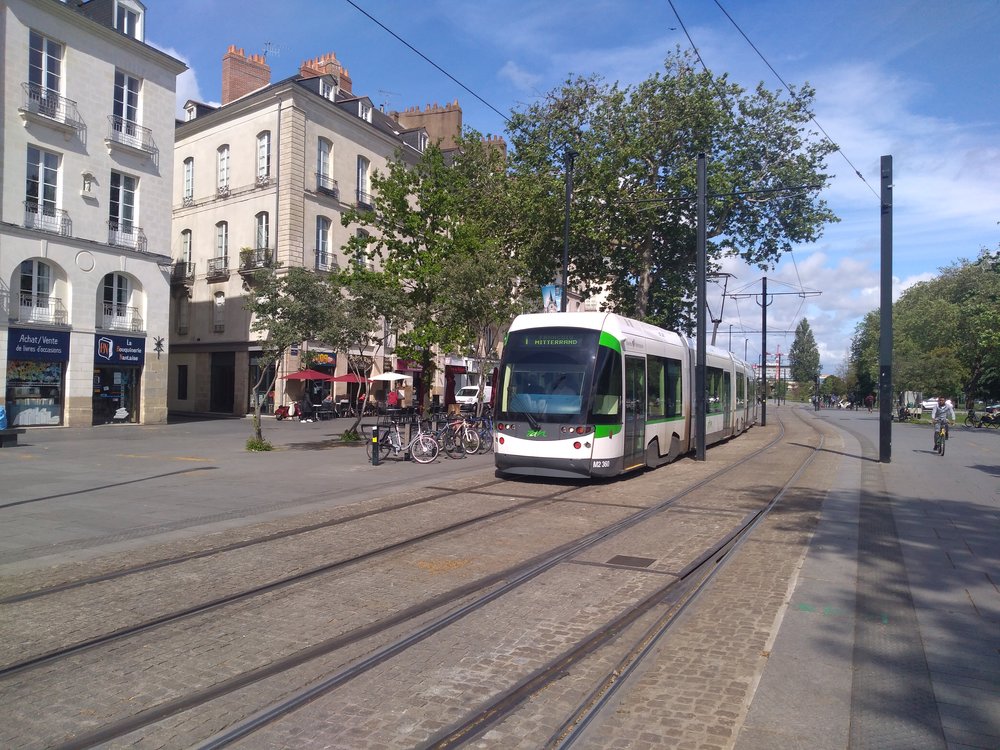 Dnes už skoro dvě dekády stará tramvaj Adtranz Incentro. Hádal by jí někdo tento věk?