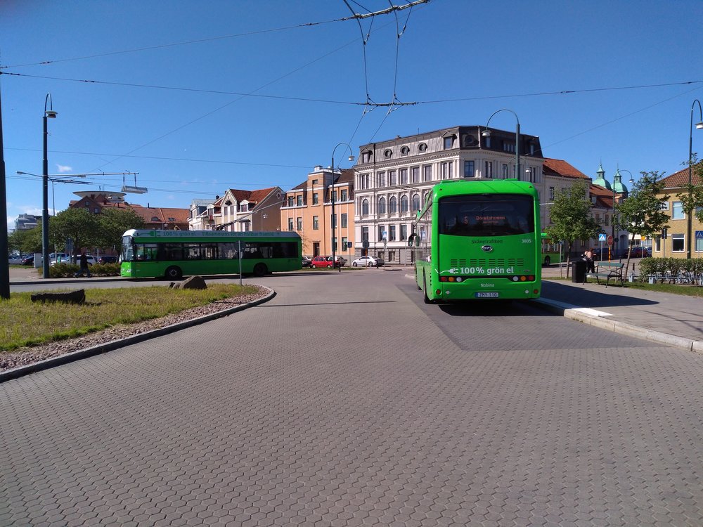  Trolejbus s novým elektrobusem.  