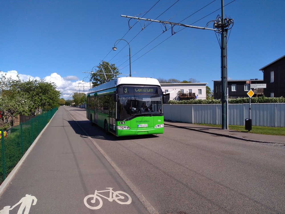 Trollino z roku 2003 ev. č. 772 na cestě k centru města. Je mu už 16 let, což by ale sotva někdo hádal. Jak je však na snímku vidět, cesta od nádraží není zrovna nejkratší, nicméně při rychlé chůzi se člověk dostane do centra města za 15 minut. (foto: Vít Hinčica, 12. 5. 2019)