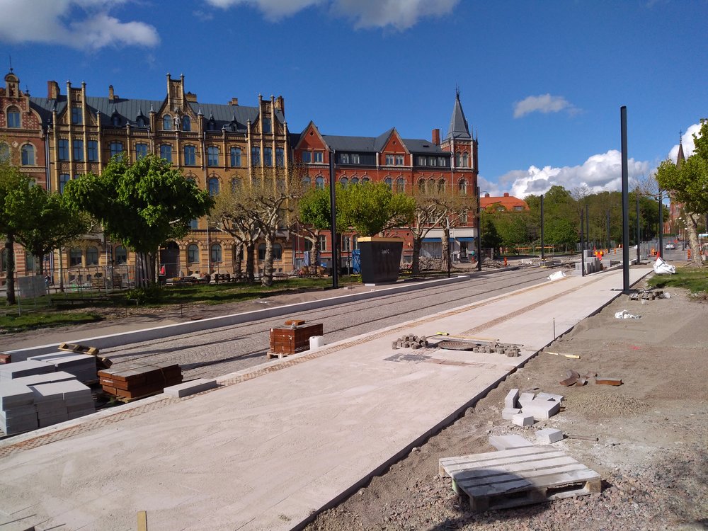 Snímky z poloviny května u koncové zastávky Lund C, která je od stejnojmenné železniční stanice vzdálená sotva tři minuty. Stavbu má na starosti především společnost Skanska. (foto: 3x Vít Hinčica)