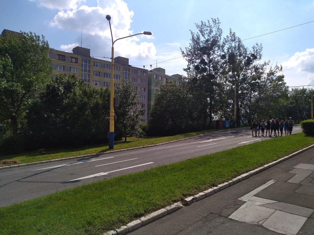 Trolejbus lovily i takto početné skupinky lidí, jak ukazuje i tato ne zcela povedená fotografie. Někteří by možná řekli: “Šílenci”!