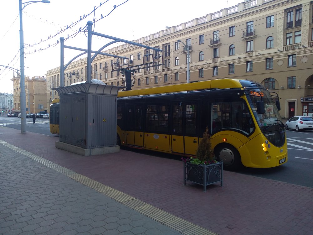  Elektrobus v centru a u nádraží. 