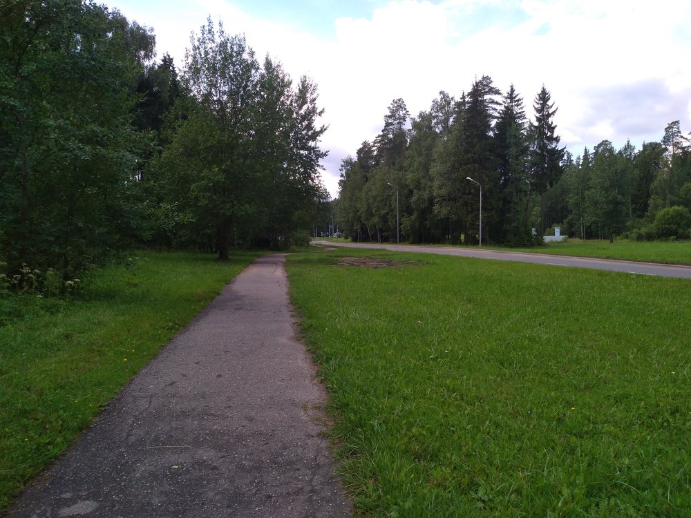  Směrem k městské smyčce tramvajové trati.  