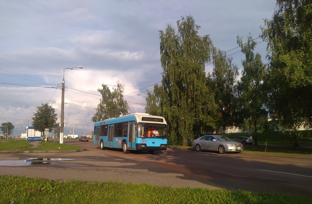 Trolejbus vyjel z konečné Frunze, avšak nemíří již do centra, nýbrž se po dlouhé denní směně chystá na odpočinek do vozovny, přičemž míjí nejvýchodnější vitebskou konečnou tramvají SOOO “Marko”. Vůz na snímku níže ovšem teprve na konečnou přijíždí a ještě si “odkroutí” večerní směnu.