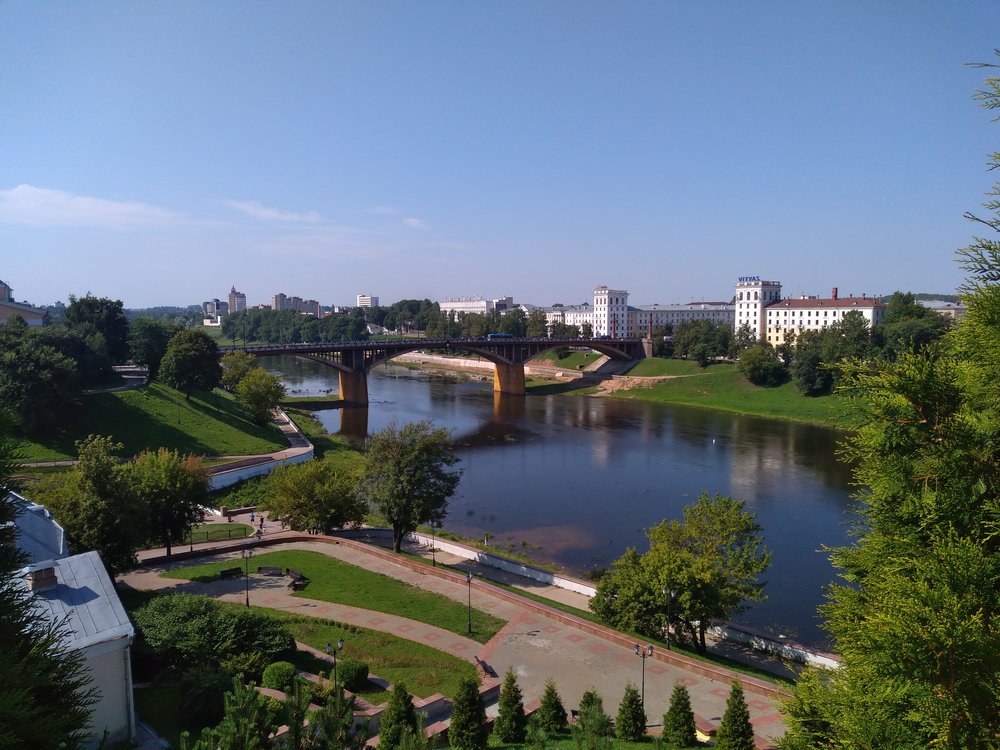Pohled od historického centra na Kirovskij most. Nádraží je směrem vpravo. Na mostě je opět, jak jinak, zachycen trolejbus.