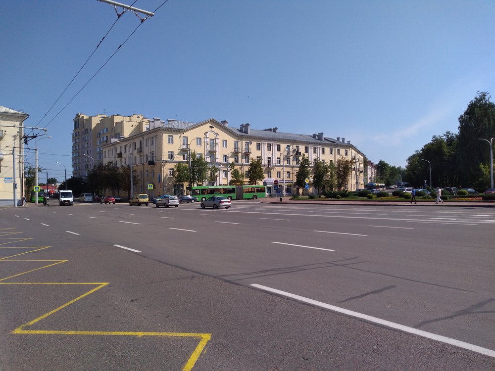  Náměstí Lenina. Zleva vidíme nezřetelně (v místech, kde jde vidět “schovaný” zelený autobus) přicházet stopu z blokové smyčky vedené kolem Smolenskogo rynka, z pravé strany se ale blíží stopa původní jednostopé smyčky, která dělá okruh kolem náměstí. Na snímku jde vidět spojení obou smyček.  