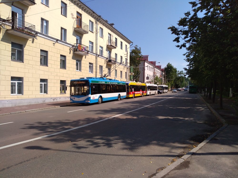  A jak vidíme z tohoto a dalších dvou snímků, trolejbusům se bloková smyčka zrovna nezamlouvá a parkují na původní smyčce u náměstí Lenina, zatímco delší okruh pro obrat směru absolvují jen některé spoje. 