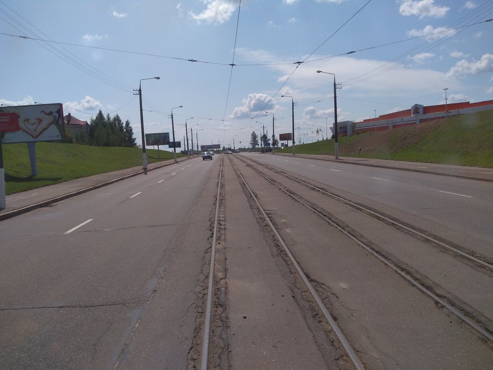 Pohled na stav trati u obchodního centra Korona na jihozápadě města, po které jezdí jenom linka č. 1.
