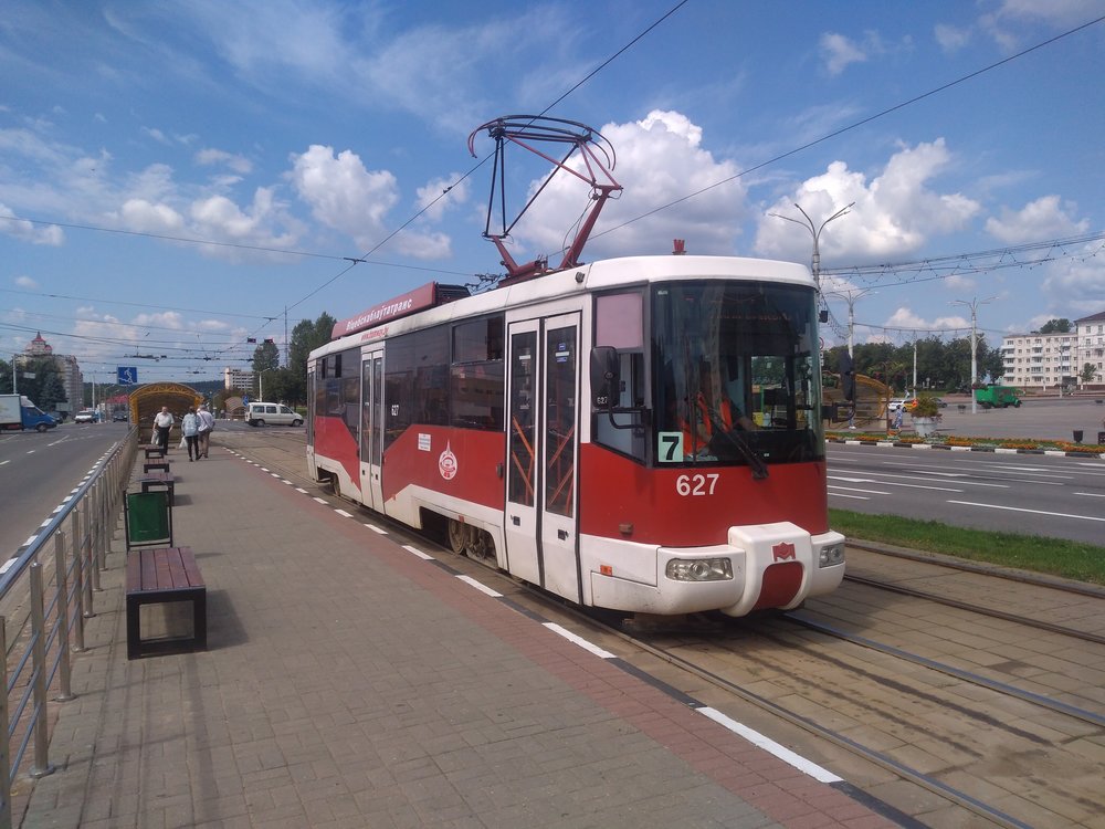 Tramvaj při příjezdu a odjezdu z náměstí Pobědy.