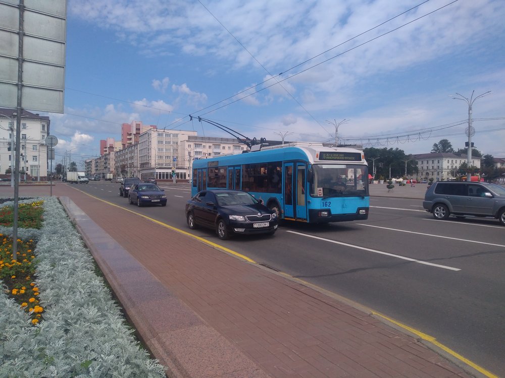 Trolejbus linky č. 6 sviští po náměstí Pobědy.
