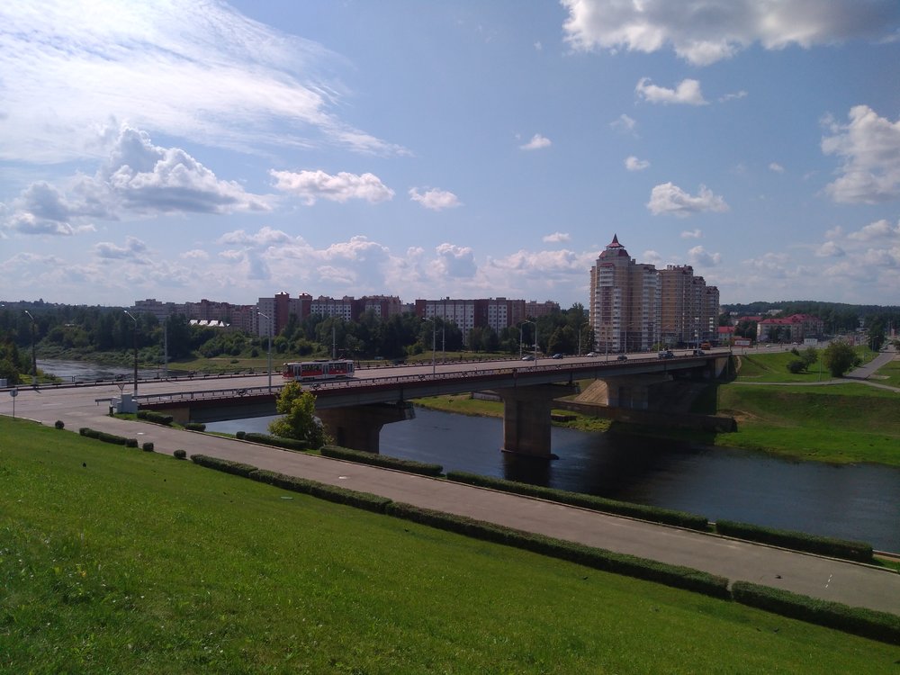 Tramvaj na mostě imeni Blochina při pohledu z náměstí Pobědy. Kirovskij most je vpravo od fotografa, asi 500 m daleko.