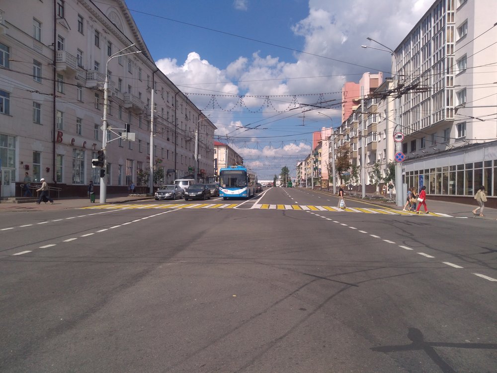Třída Lenina při pohledu od náměstí Pobědy. Odtud vedla jedna z prvních tramvajových tratí a směřovala pořád rovně ve směru k náměstí Svobody (tam se křížila z tratí vedené od vozovny k nádraží) a dále ke Smolenskému náměstí (kdysi bylo ovšem nazývané Koňské).
