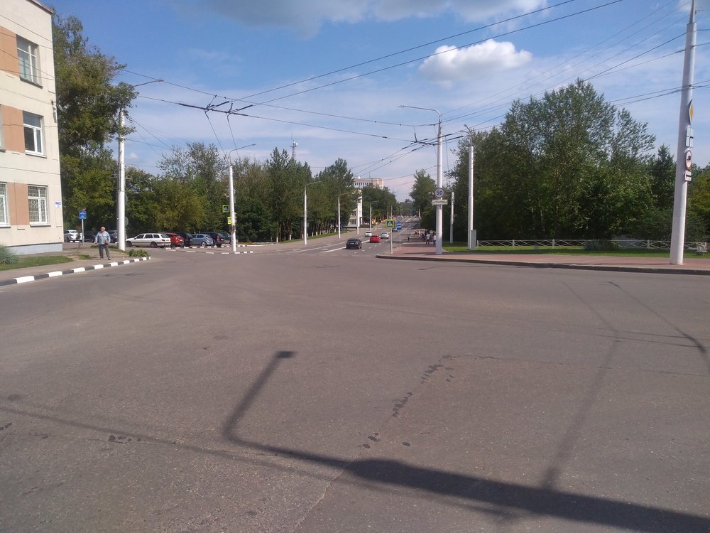  Pohled od ulice Bogdana Chme’lnickogo k ulici Pravdy. Po této trati jezdí linky č. 1 a 8.  