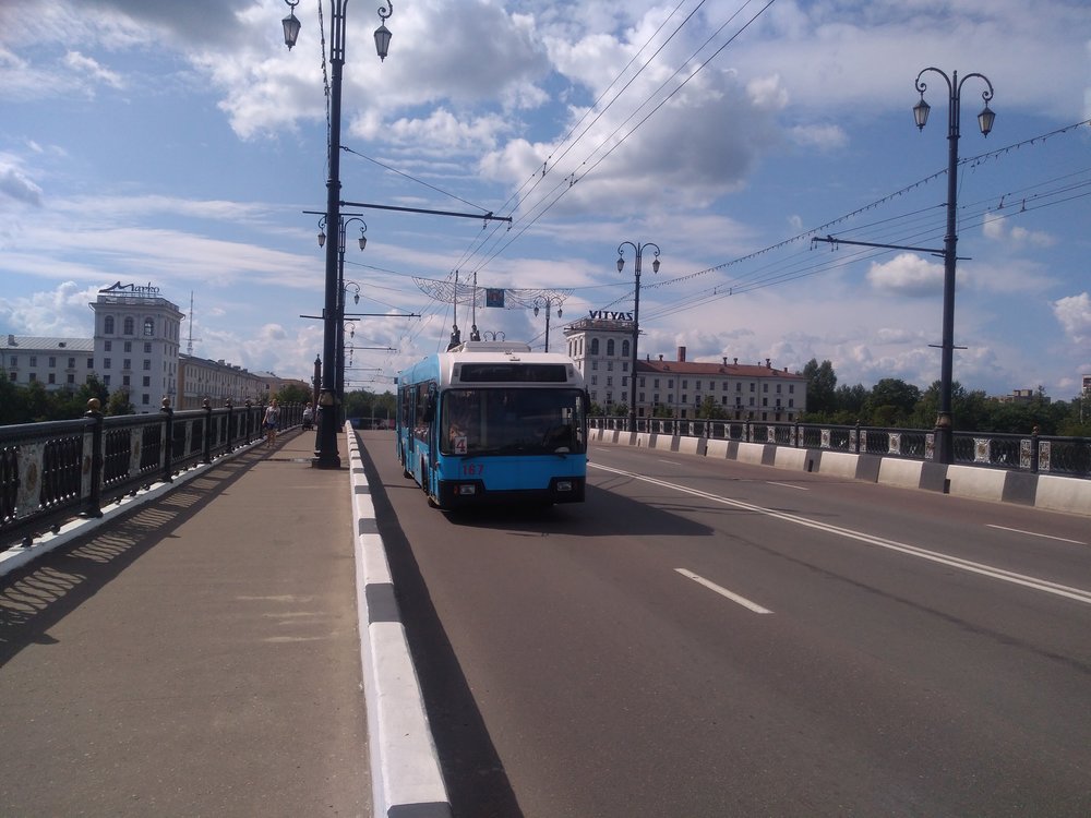  Na Kirovském mostě. První snímek ukazuje pohled na levý břeh, kde je nádraží, a další dva pohled směrem k centru. 