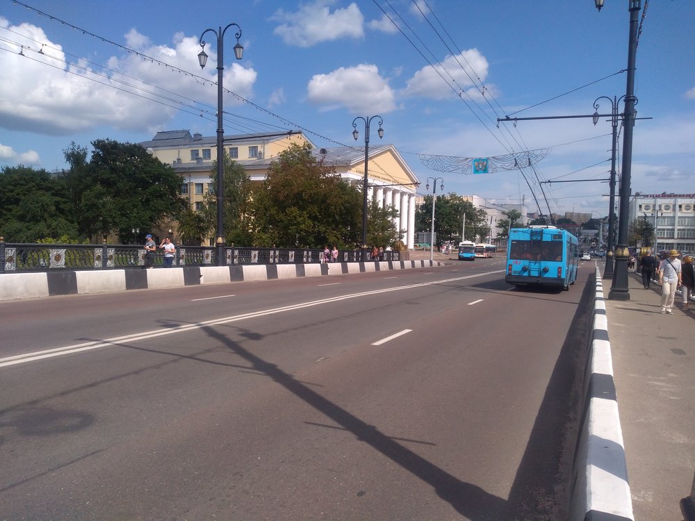  Tam, kde jde vidět budova, dojela v červnu roku 1898 slavnostně první tramvaj a pak se vrátila zase zpět do vozovny, která je asi 2 km daleko ve směru, kterým jede trolejbus (tj. pořád dále rovně).  