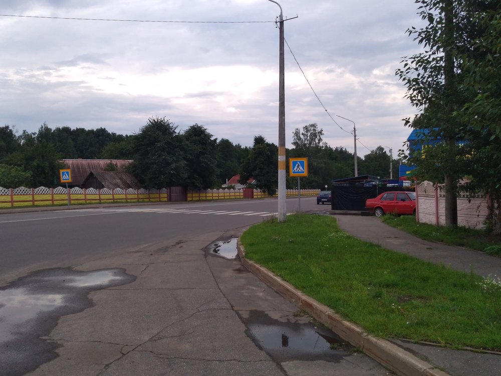  Jak ukazuje tento snímek (trolejbusy se otáčejí za zády fotografa), město u závodu na výrobu pneumatik končí a následuje už jen les. Krátká větev k tržišti je vedena po paralelní ulici vpravo vzdálené asi 300 m. Vpravo je také umístěn onen závod.  