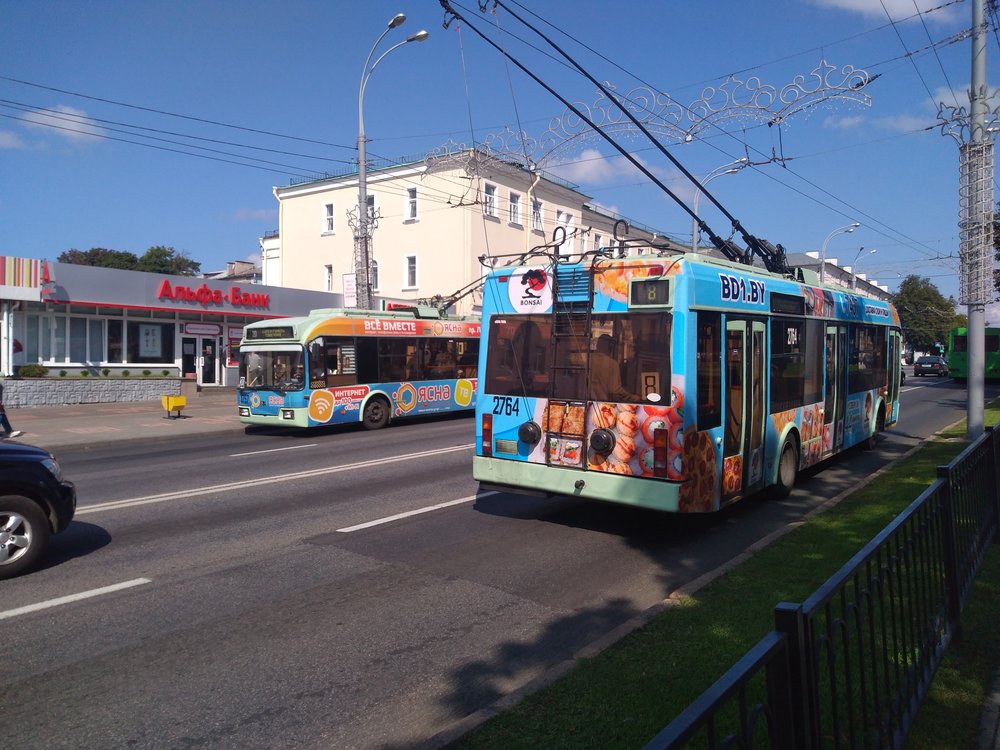  Trolejbusy se to v Homelu jenom hemží, zde vidíme dva nedaleko místního cirkusu.  