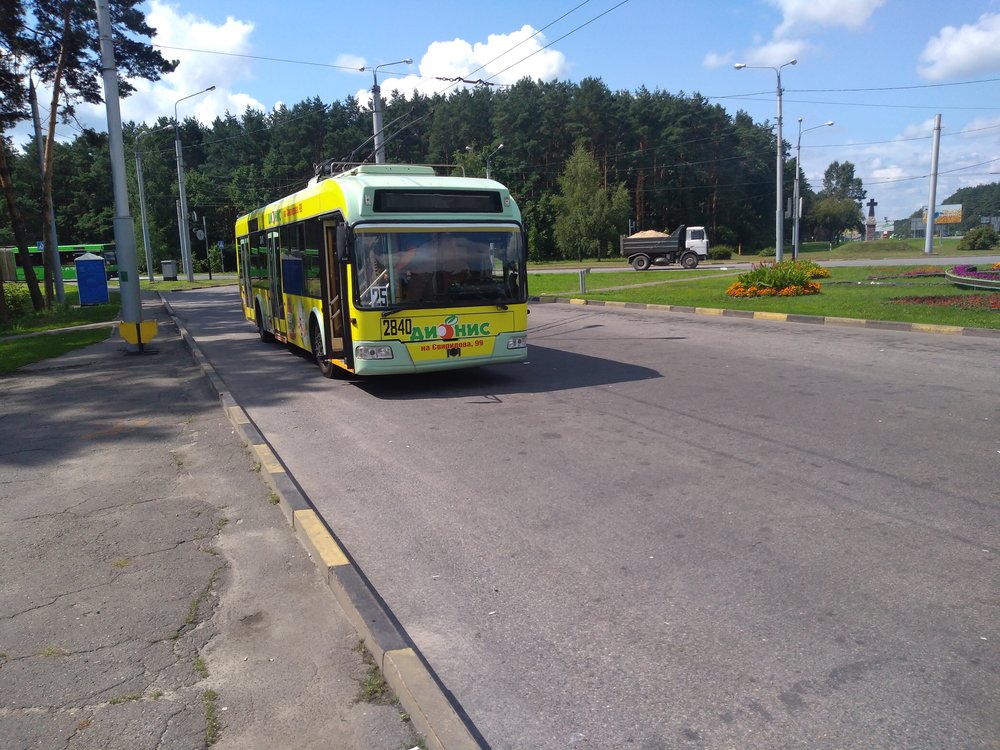 Na západní konečné Solněčnaja se částečně sluní trolejbus AKSM-321 (také označován jako BKM-321).