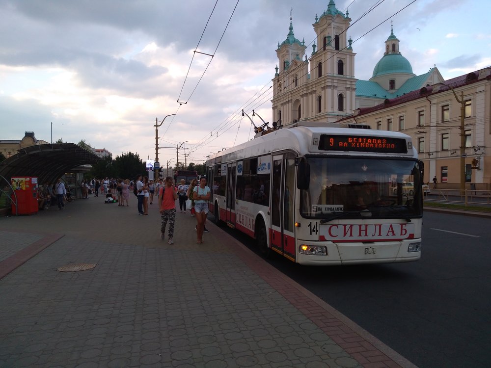  Trolejbusy jezdí po hlavním grodenském Sovětském náměstí po jeho dvou stranách. 