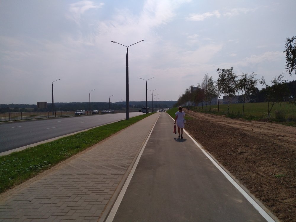  Pohled opačným směrem. Po této ulici by mohly jezdit také parciální trolejbusy. Po cca 1 km by při odbočení vpravo dojely na konečnou Višněvec, kde končí linka č. 20.  