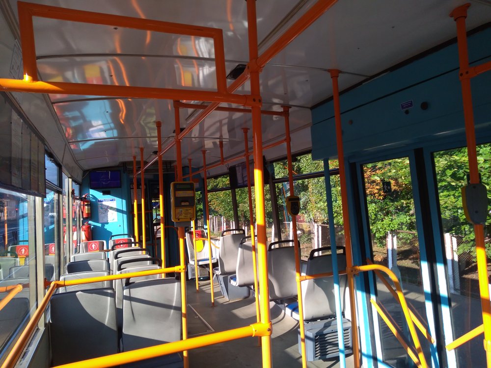  Jízdenky na tramvaj se kupují v kioscích nebo u řidiče, kde jsou o pět kopějek dražší. Jízdenky je třeba označit. Kdo má platební kartu, může platit i ní (to platí zatím jen pro tramvaj).  