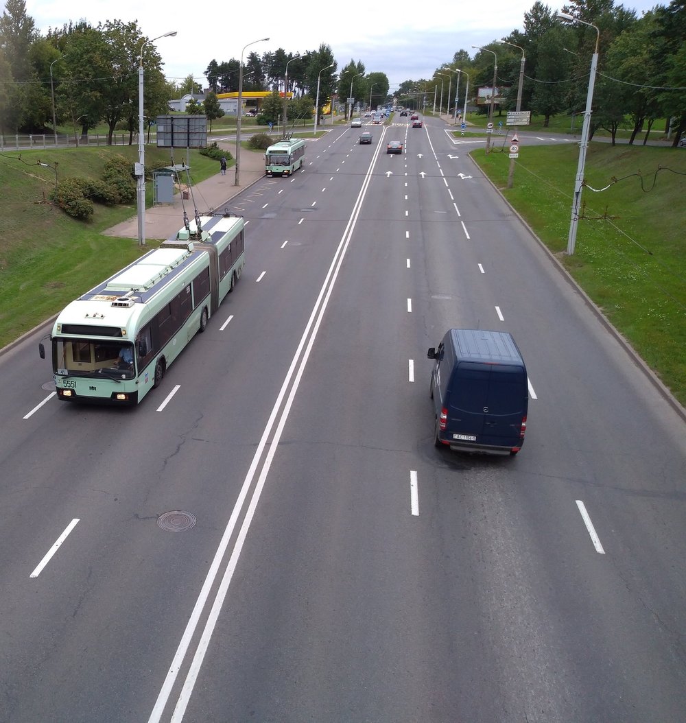 Trolejbus BKM-333 a za ním BKM-321 ve východní části města.