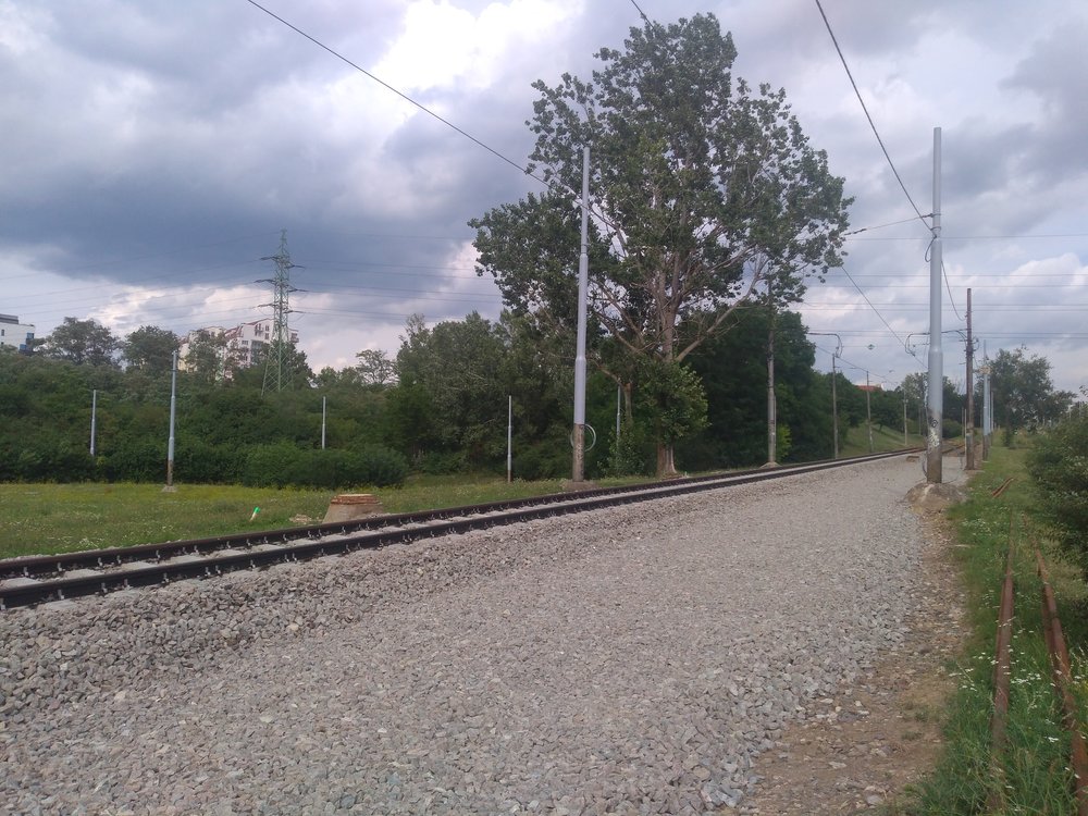  Pohled na rekonstrukci paralelní tramvajové trati.  