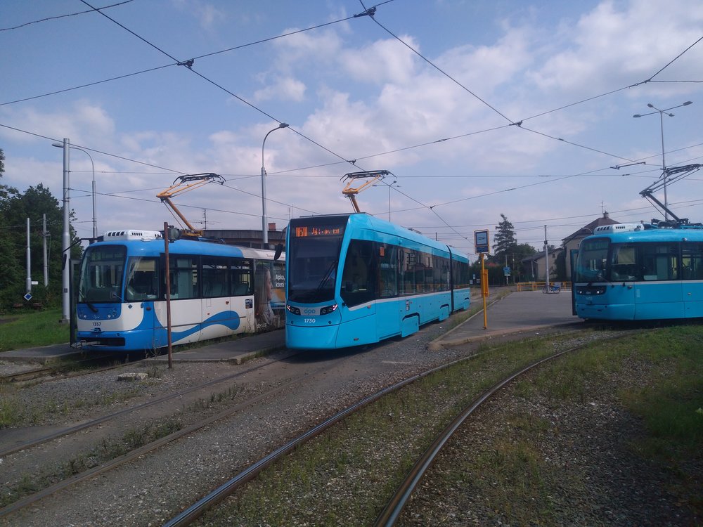 Na snímku ze dne 12. 8. 2019 odpočívá Stadler na konečné Vřesinská ve společnosti dalších tramvají. (foto: Vít Hinčica)