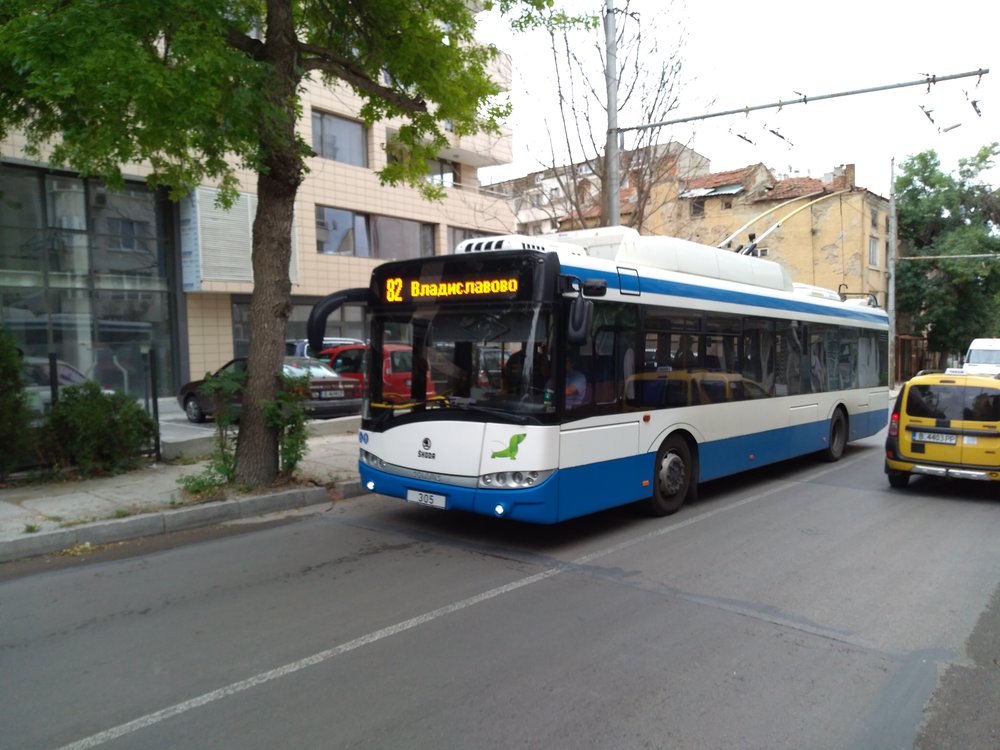  Trolejbus přijíždí k zastávce Dimčo Debeljanov.  