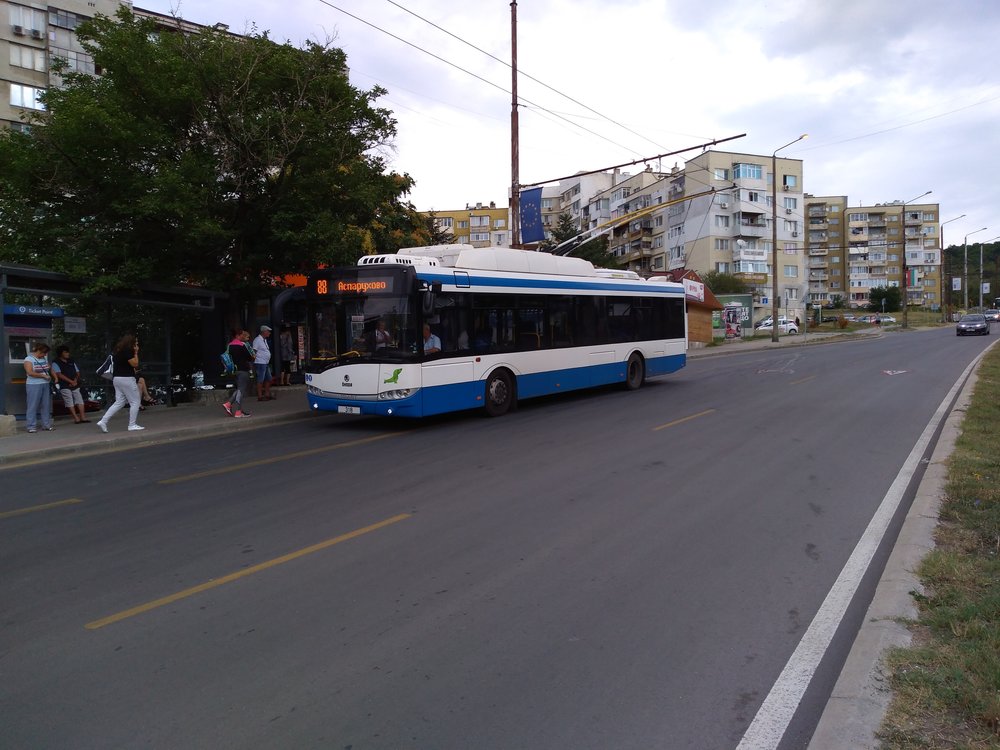  Trolejbus se chystá k odjezdu z konečné Vladislavovo.  