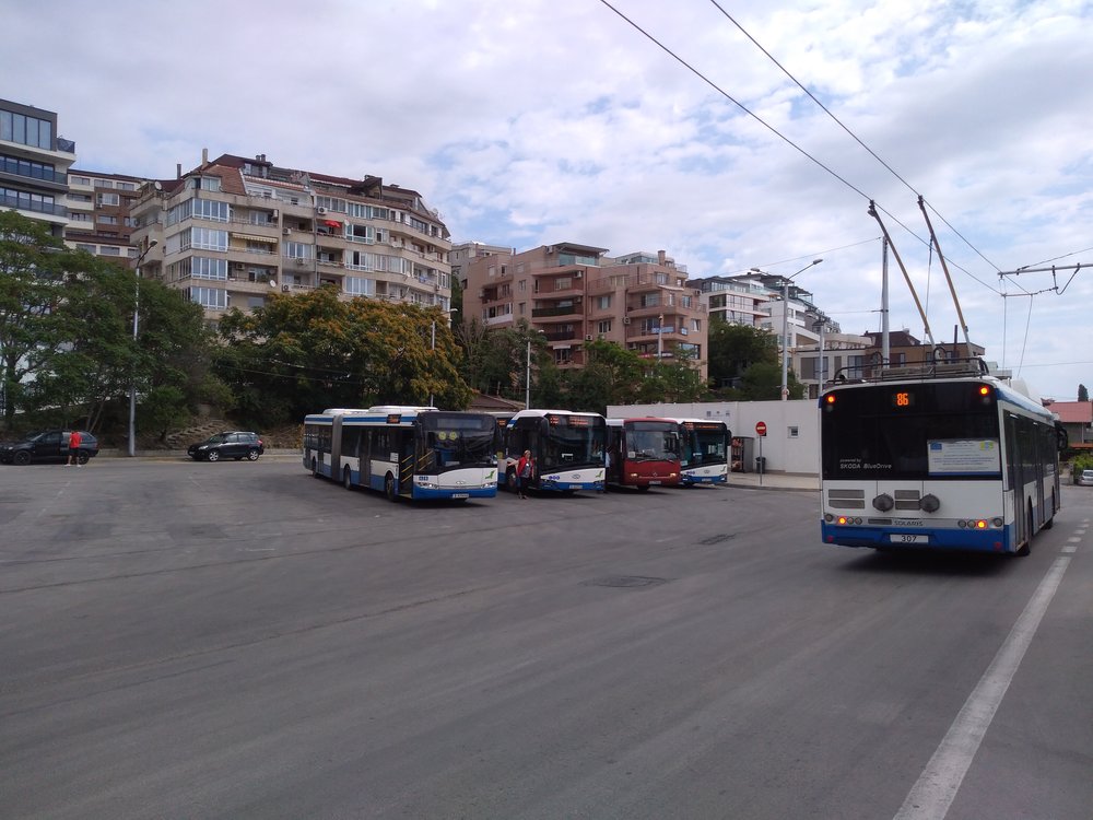  U konečné Počivka. Poptávka po přepravě MHD je na severovýchodně města dostatečná, přesto sem trolejbusy jezdí jen jednou za půl hodiny a v pozdějších večerních hodinách už sem nesměřují vůbec, zatímco poptávku obsluhují hromadně autobusy.  